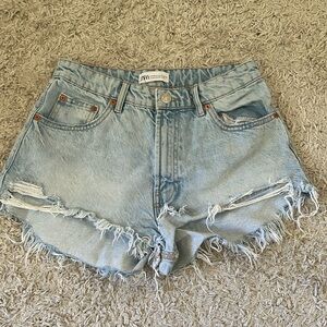 Zara light wash jean shorts size 6